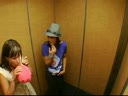 Девушки прикалываются в лифте