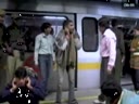 Женщины бьют мужчин севших на женский поезд в Индии