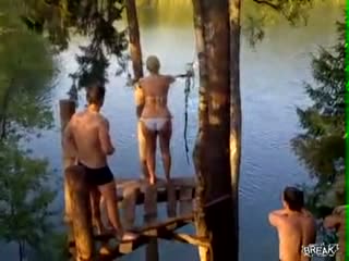 Крупная неудача девушки на тарзанке