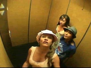 Девушки прикалываются в лифте