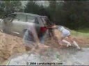 Девушки толкают машину
