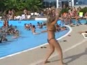 Девушка отрывается в бассейне