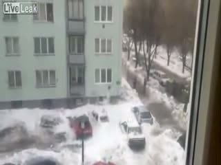 Снег падает с крыши на машины