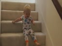 Малыш спускается с лестницы