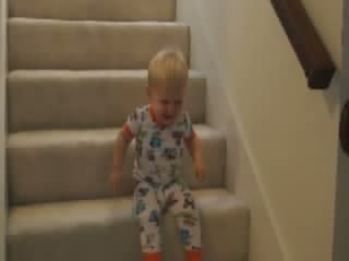 Малыш спускается с лестницы