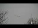 Китайский Боинг 777-200 садится при сильном боковом ветре в аэропорте Нарита