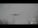 Китайский Боинг 777-200 садится при сильном боковом ветре в аэропорте Нарита